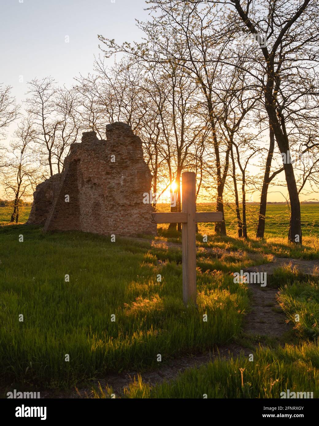 Die Ruinen der Csomorkanyi-Kirche sind ein weniger berühmtes historisches Erbe in Ungarn, der Region alfold. Liegt mitten in der Prärie. Die nächste Stadt ist Hodmezov Stockfoto