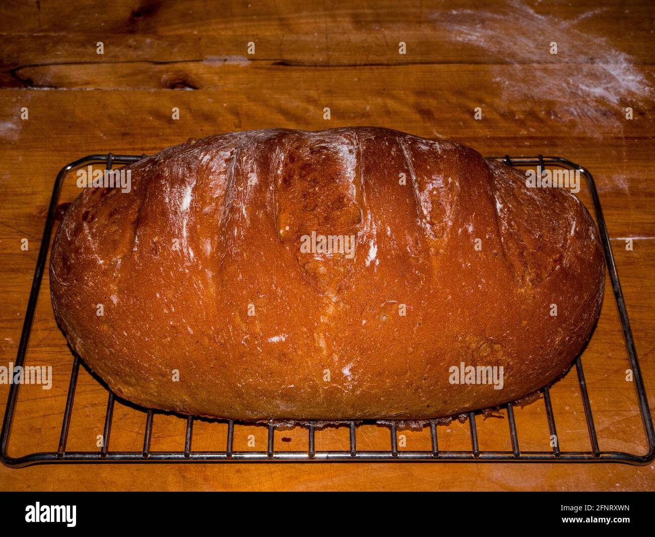 Traditionelles hausgemachtes Brot mit brauner knuspriger Kruste Stockfoto