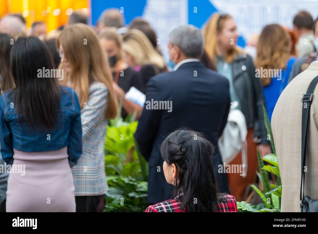 Nicht erkennbare Leute, die sich während der Konferenz versammeln Stockfoto