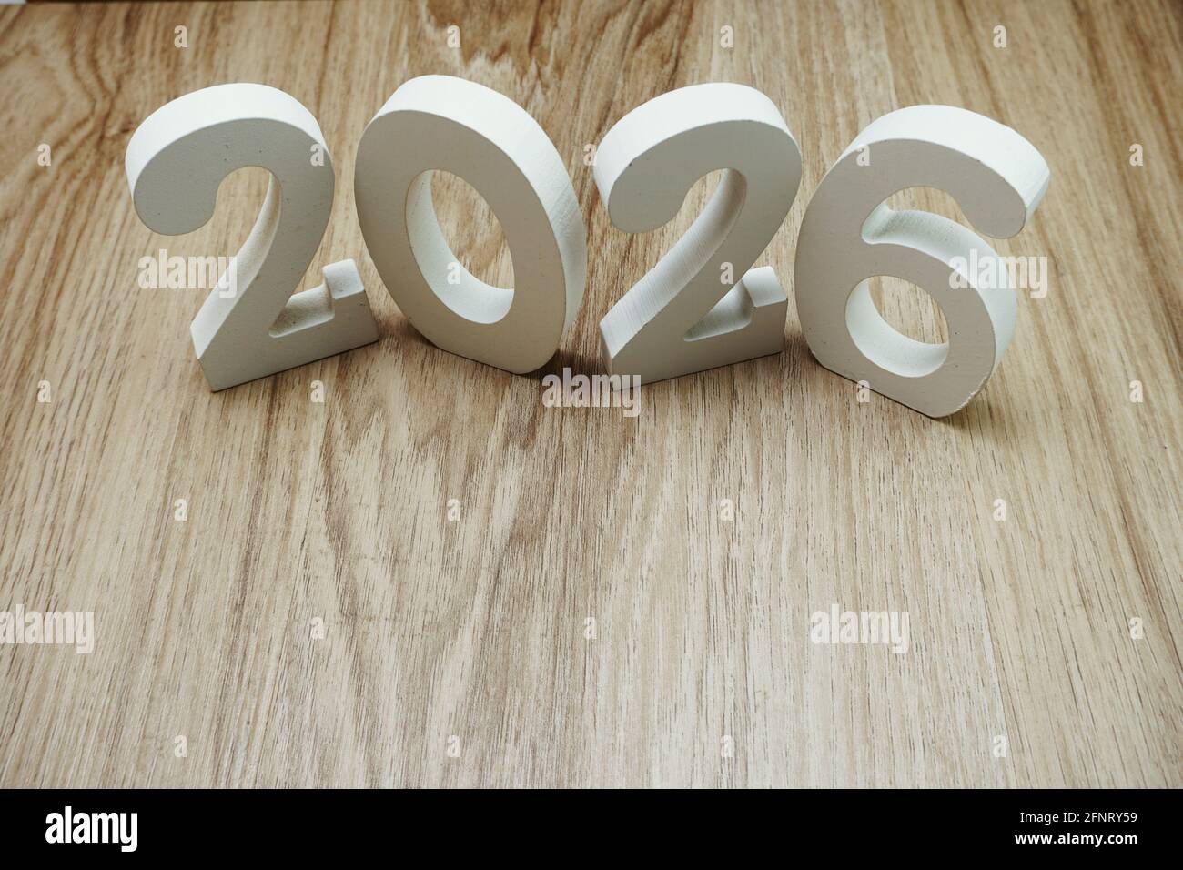 2026 Happy New Year mit Raumkopie auf hölzernem Hintergrund Stockfoto