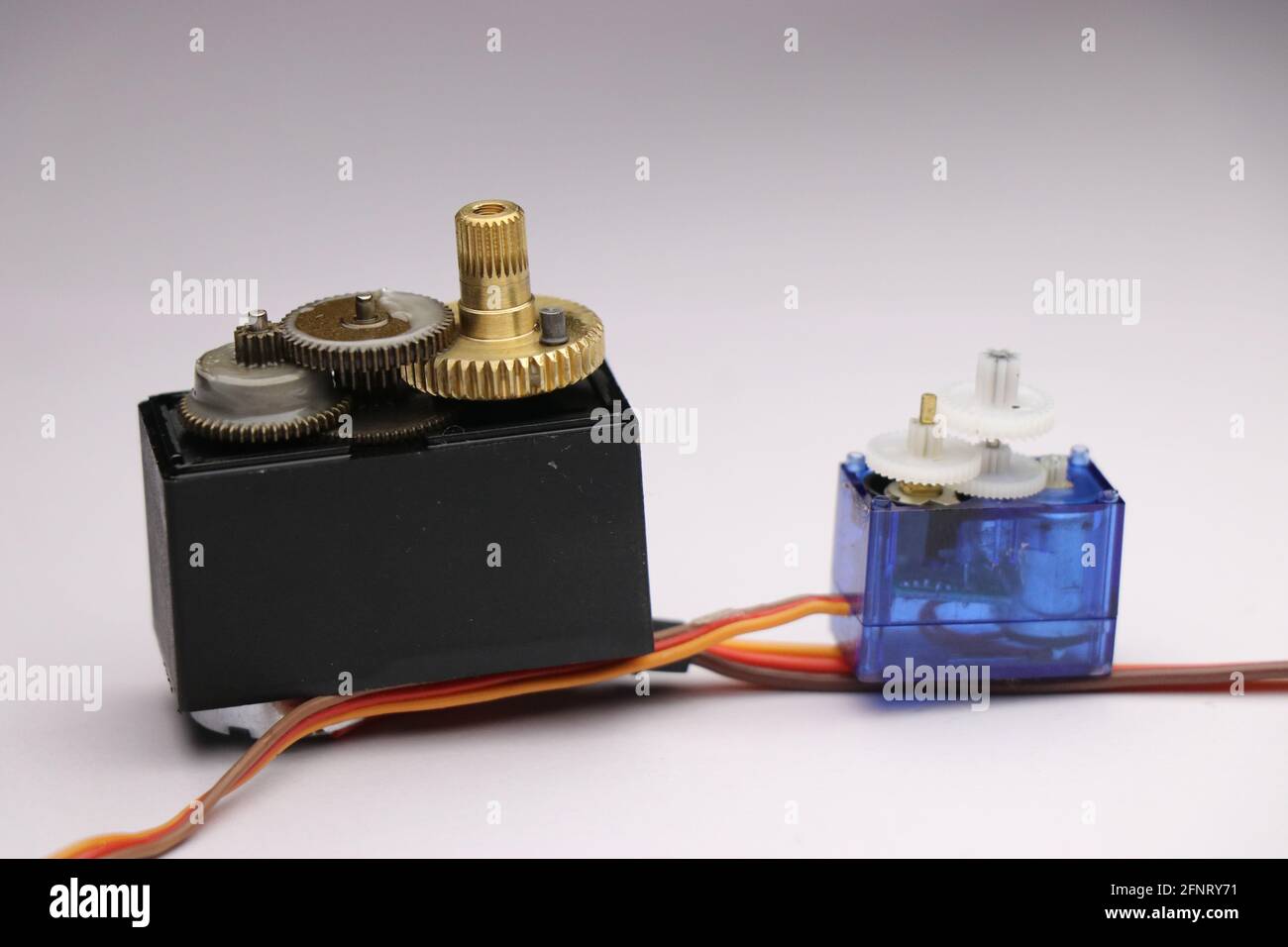 Servo mit Kunststoffgetriebe und Servo mit Metallgetriebe, Seite an Seite Vergleich Stockfoto