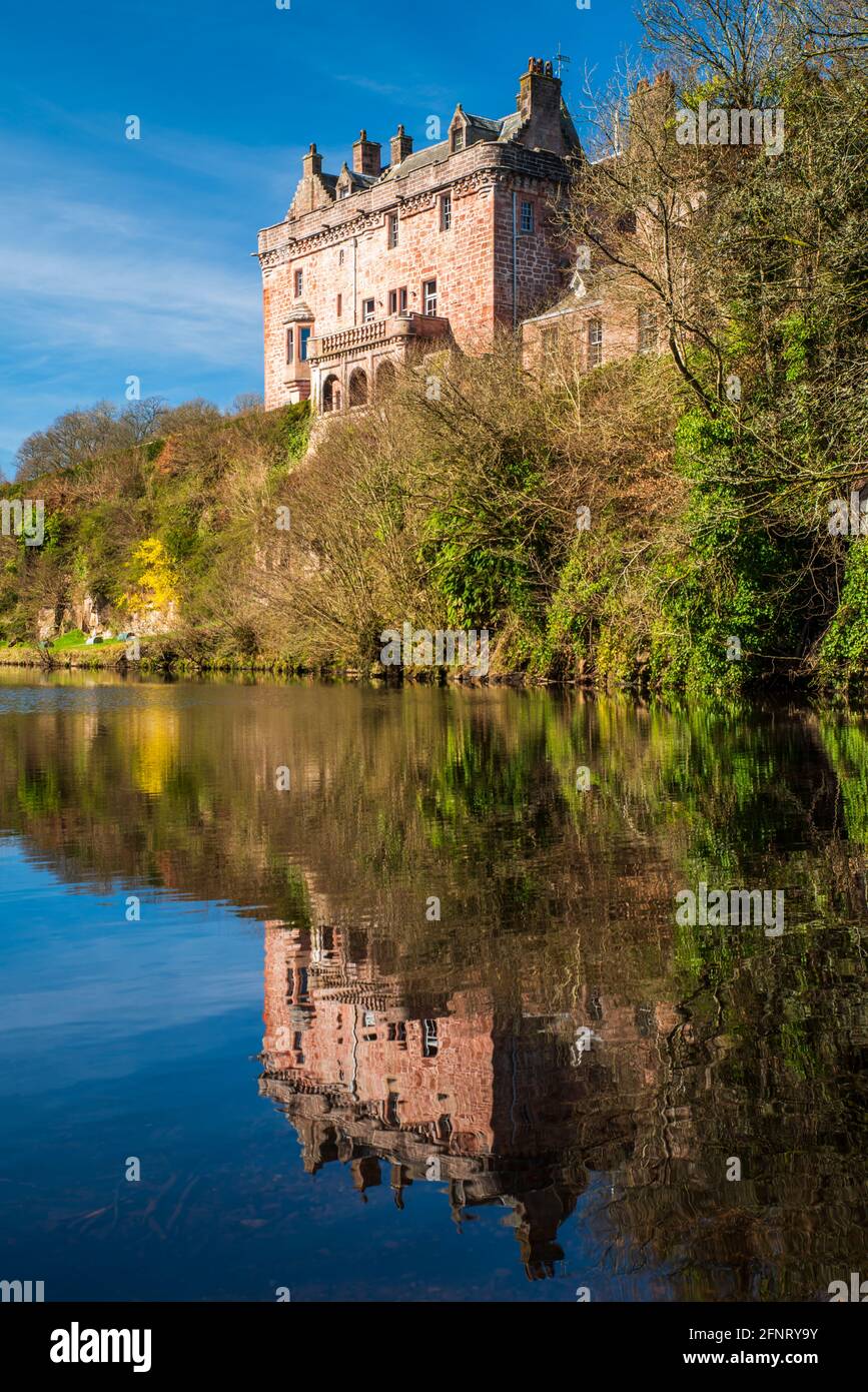 Sorn Castle spiegelte sich in den Gewässern des Flusses Ayr in East Ayrshire, Schottland, wider. Stockfoto