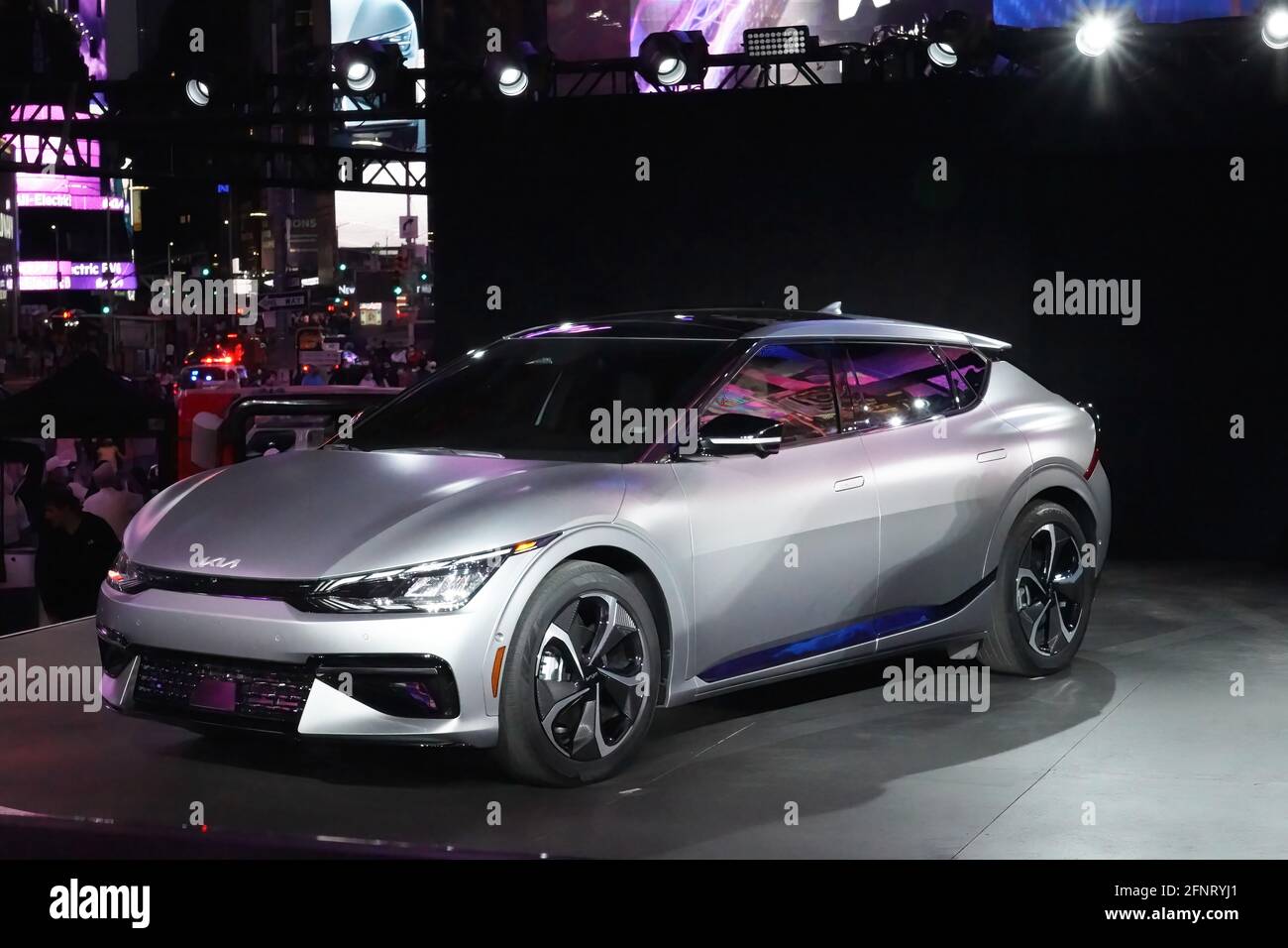 New York, Usa. Mai 2021. Die neuen Kia EV6 GT Electric Cars wurden auf dem Times Square vorgestellt; New York, New York Credit: SOPA Images Limited/Alamy Live News Stockfoto