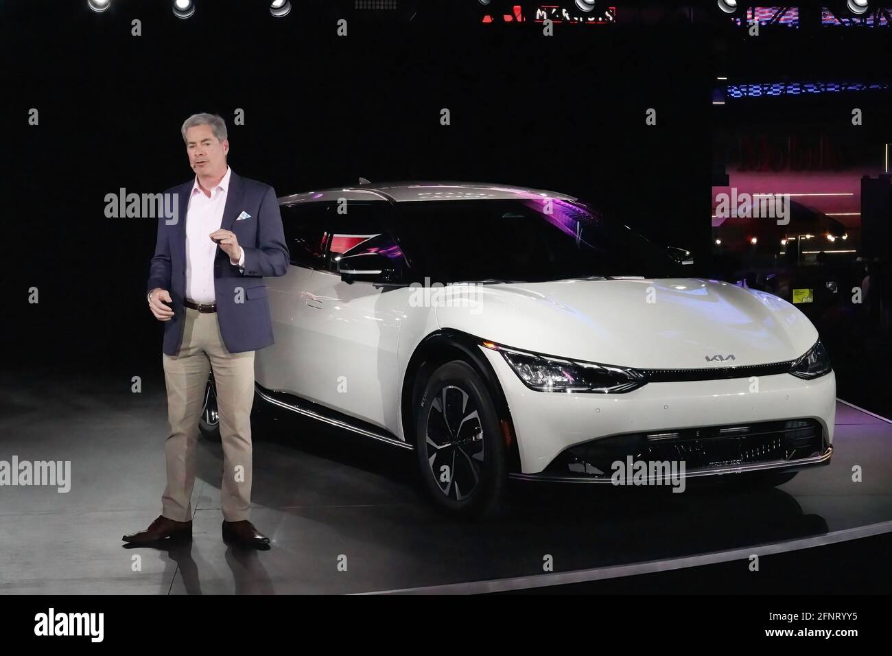 New York, Usa. Mai 2021. Russell Wagner, Vice President of Marketing, spricht während der Enthüllung der neuen KIA EV6 Electric Cars im Times Square, New York. (Foto von Catherine Nance/SOPA Images/Sipa USA) Quelle: SIPA USA/Alamy Live News Stockfoto