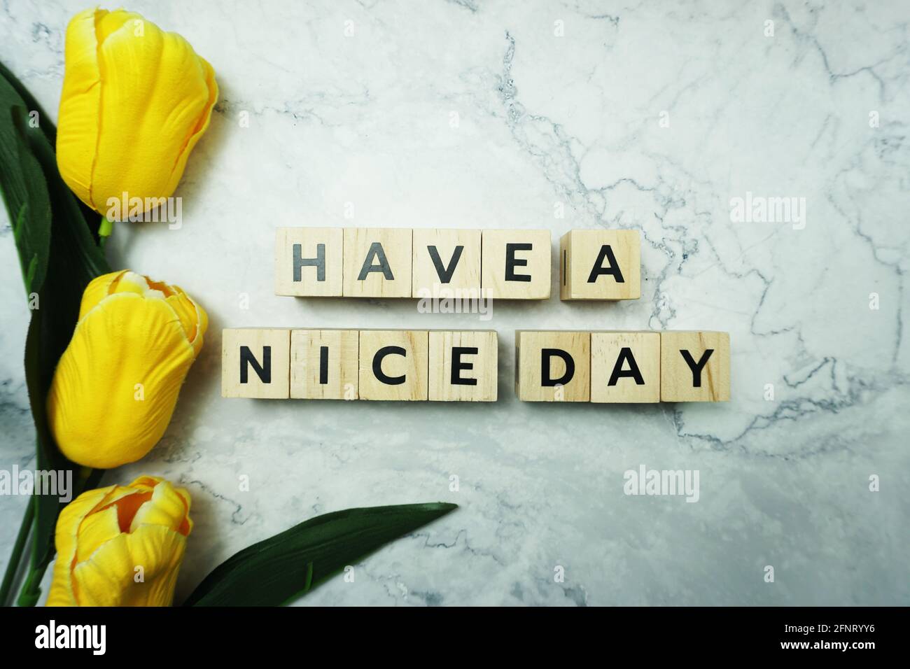 Haben Sie eine Briefnachricht zum "Nice Day" auf Marmorhintergrund Stockfoto