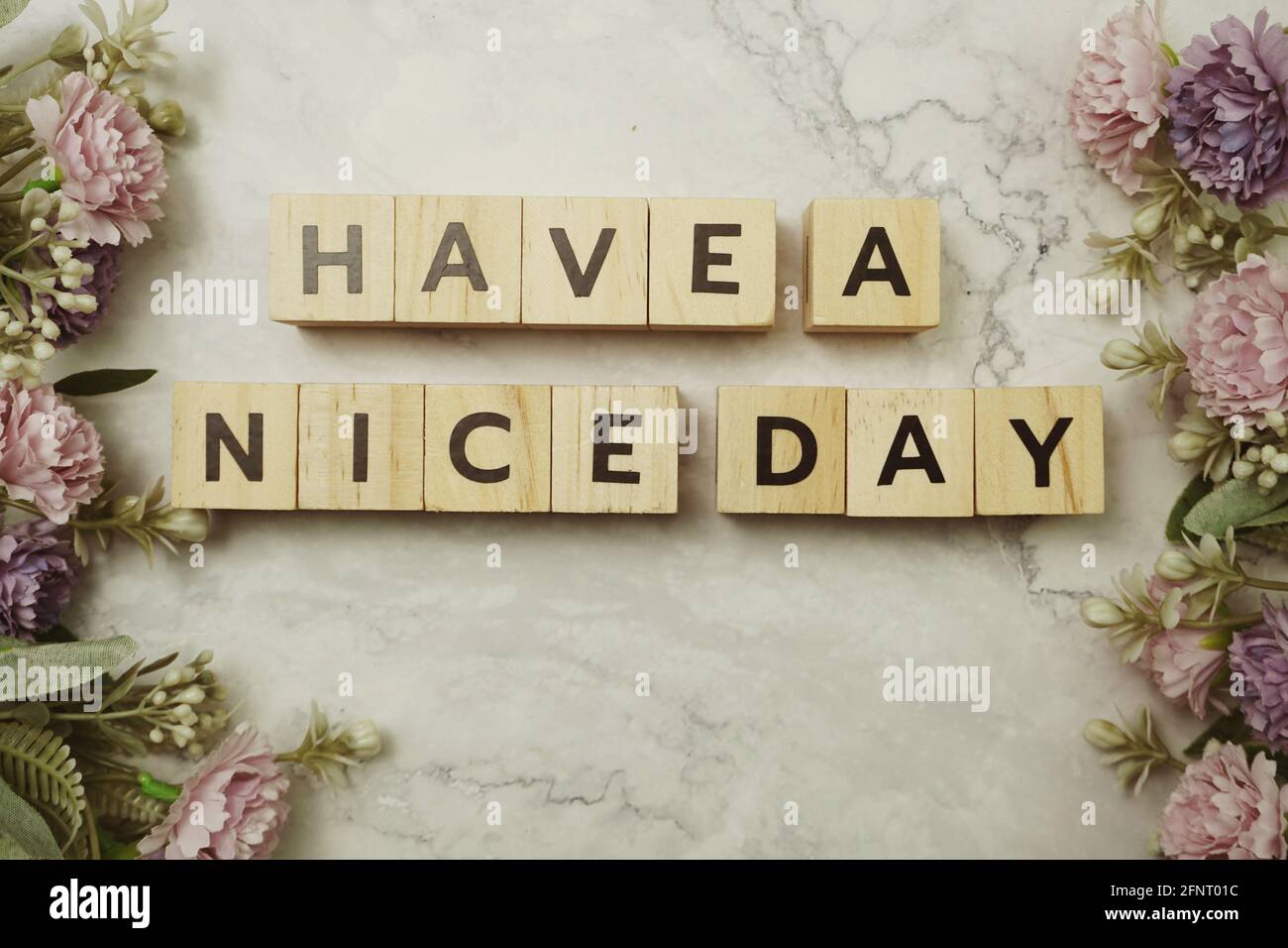 Haben Sie eine Briefnachricht zum "Nice Day" auf Marmorhintergrund Stockfoto