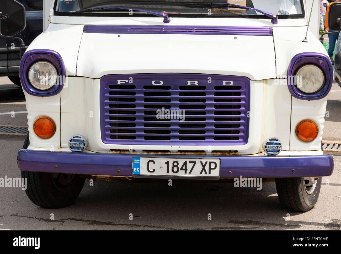 Klassischer Ford Mk1 Transit Bullnose-LKW-Frontstrahler aus den 1970er Jahren in lila und weiß mit bulgarischem Nummernschild lackiert. Stockfoto