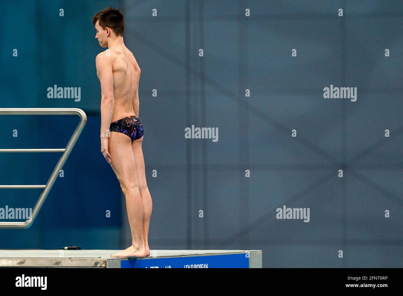 BUDAPEST, UNGARN - MAI 16: Olei Serbin aus der Ukraine tritt bei der Men 10m Platform Preliminary während der len Schwimmeuropameisterschaften beim Tauchen an Stockfoto