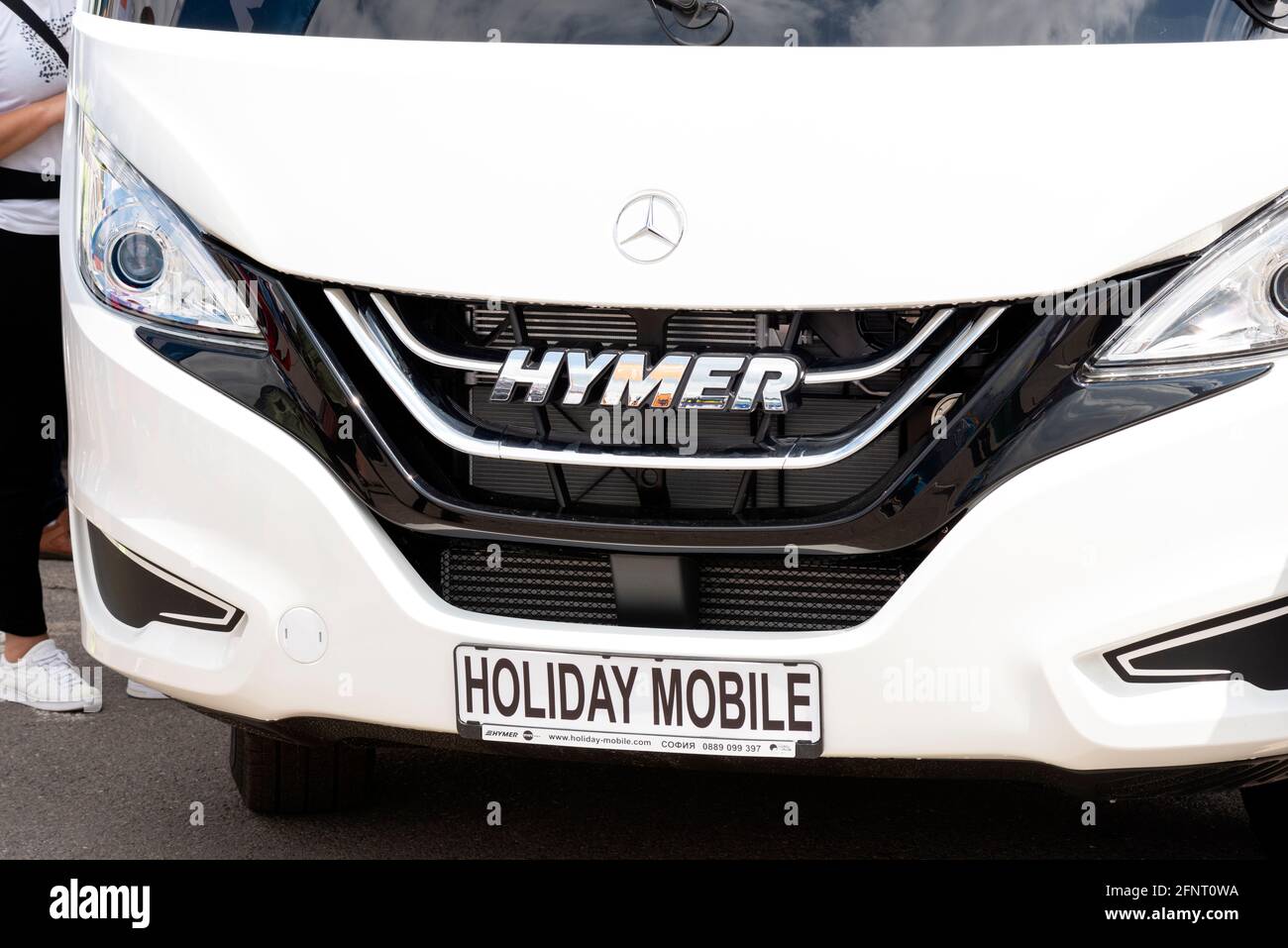 HYMER Mercedes Motorheim Vorderansicht und Holiday Mobile Lesen auf dem Nummernschild während der Camping und Caravanning Expo Show in Sofia, Bulgarien Stockfoto