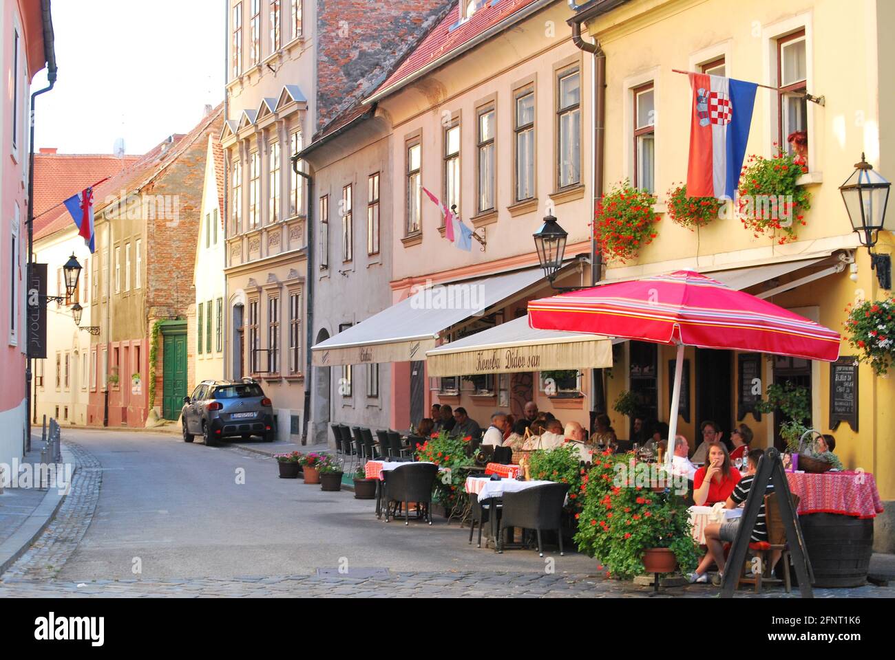 Menschen, die in einem Restaurant im Freien in der Altstadt von Zagreb essen. Stockfoto