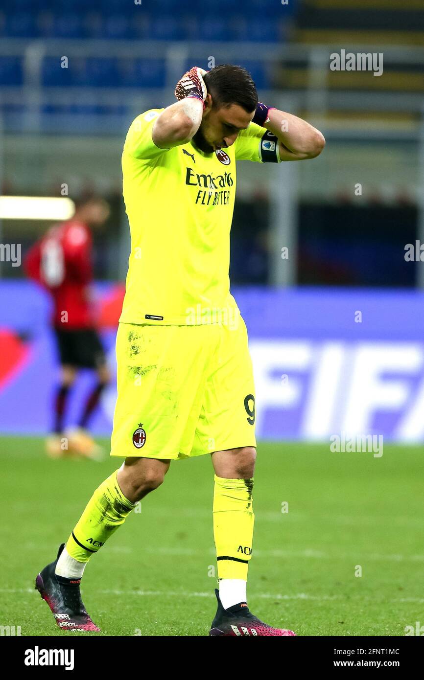 MAILAND, ITALIEN - MAI 16: Torwart Gianluigi Donnarumma vom AC Milan sieht  während des Serie A-Spiels zwischen AC Milan und Cagliari Calcio in Sta  dejected aus Stockfotografie - Alamy