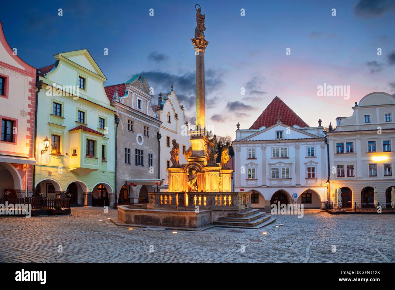 Cesky Krumlov. Stadtbild des Hauptplatzes von Cesky Krumlov mit traditioneller Architektur zur hellblauen Stunde. Stockfoto