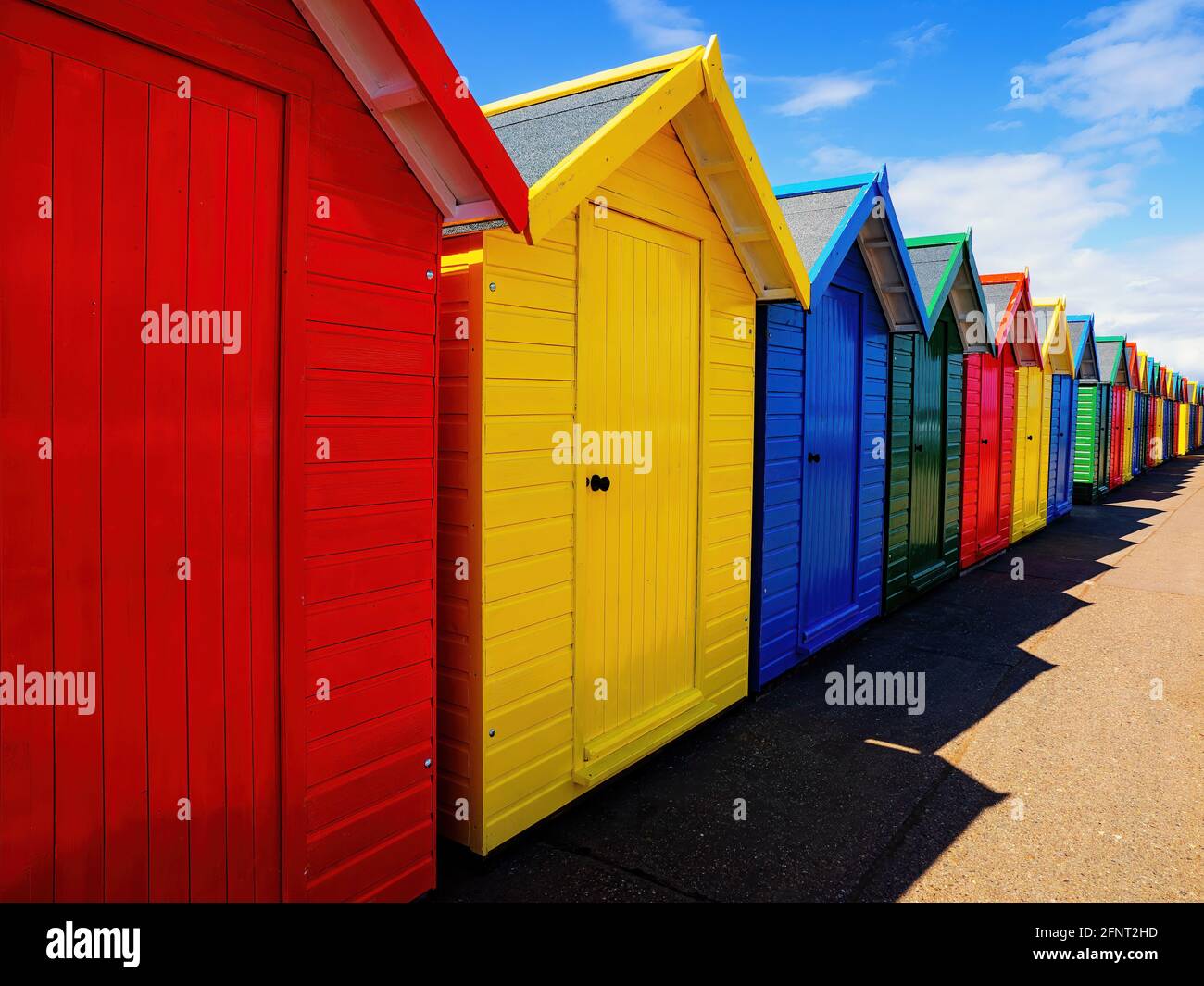 Whitby Beach Hütten. Die farbenfrohen Strandhütten mit Blick auf Whitby Beach in North Yorkshire. Stockfoto