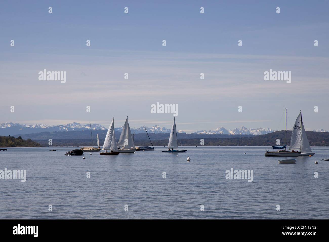 Segelboote auf dem Ammersee, Ammersee, Herrsching, Oberbayern, Deutschland, Europa. Stockfoto