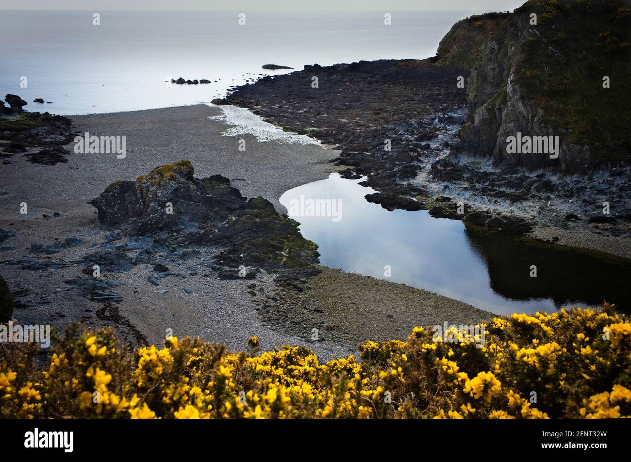 Blick hinunter in die Santon Schlucht in der Nähe von Castletown, Isle of man mit dem Strand bei Ebbe Stockfoto