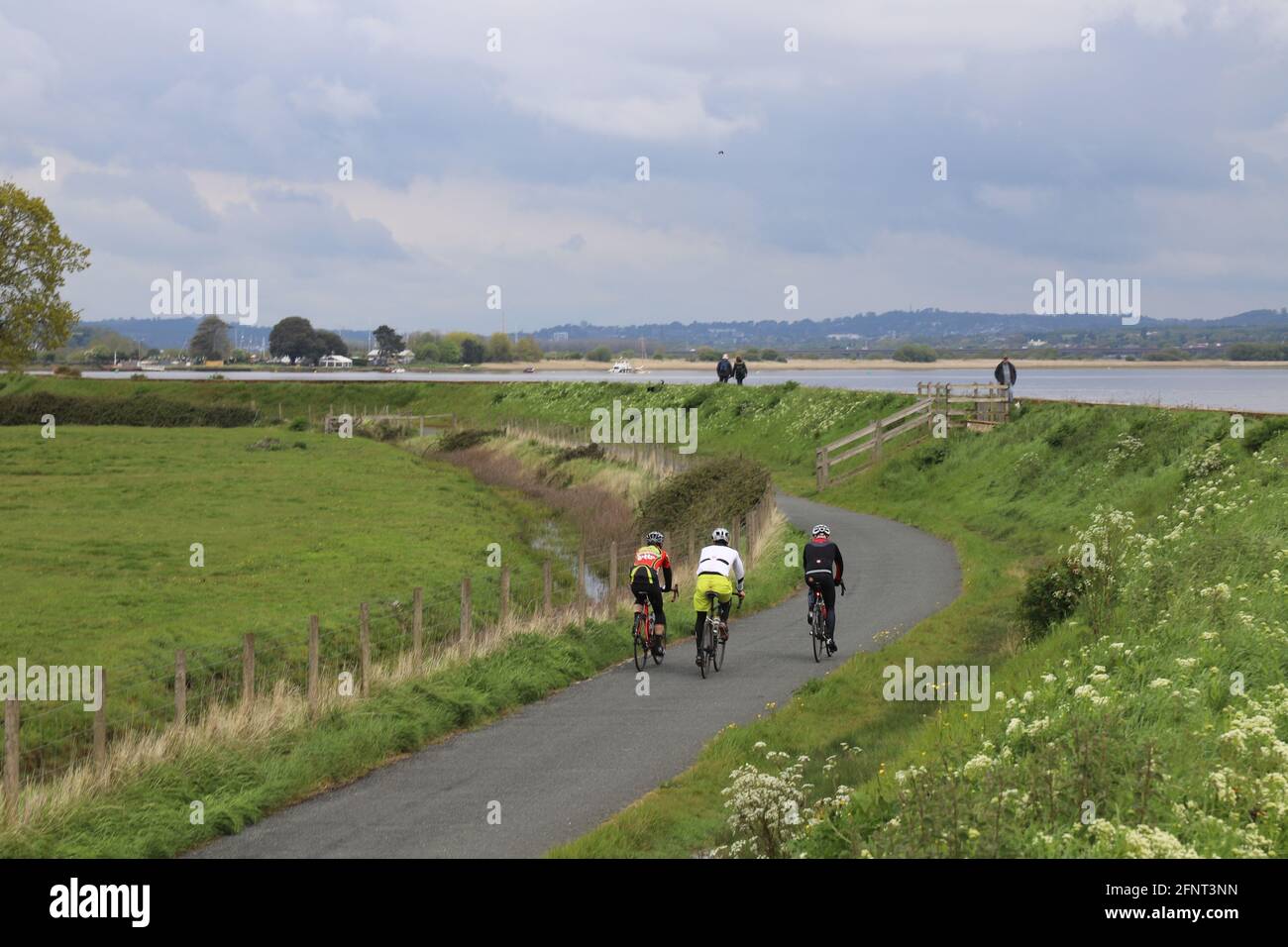Spaziergang am Fluss entlang der Mündung des Flusses Stockfoto