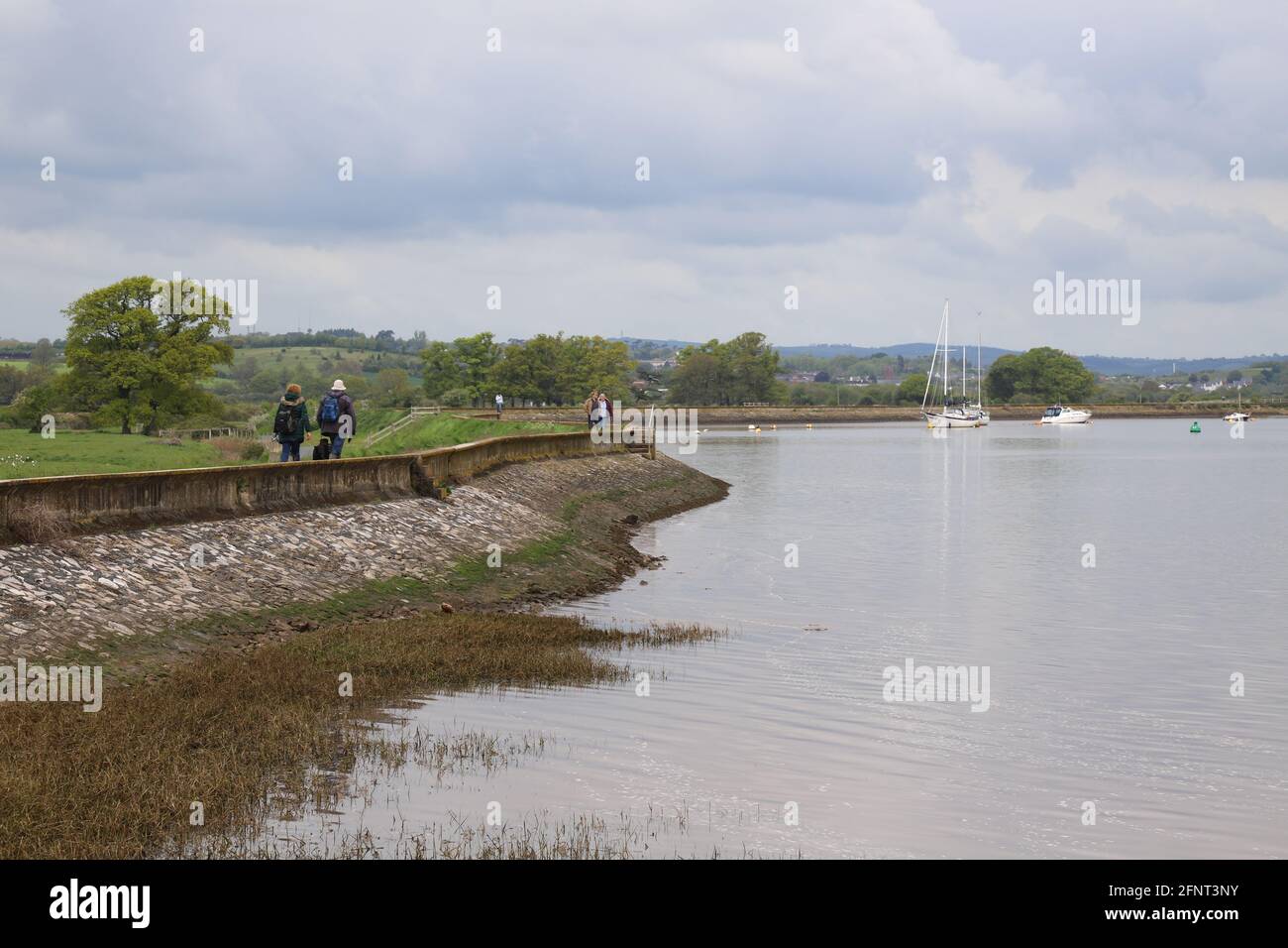 Spaziergang am Fluss entlang der Mündung des Flusses Stockfoto