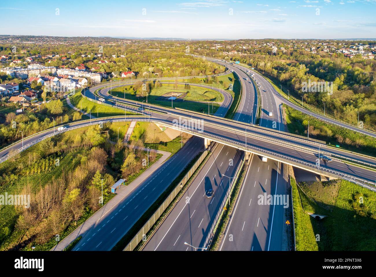Autobahnkreuz auf der A4-Ringlinie um Krakau, Polen. Überholkreuzung mit Zufahrtsstraßen, Viadukten und Verkehr. Luftaufnahme Stockfoto