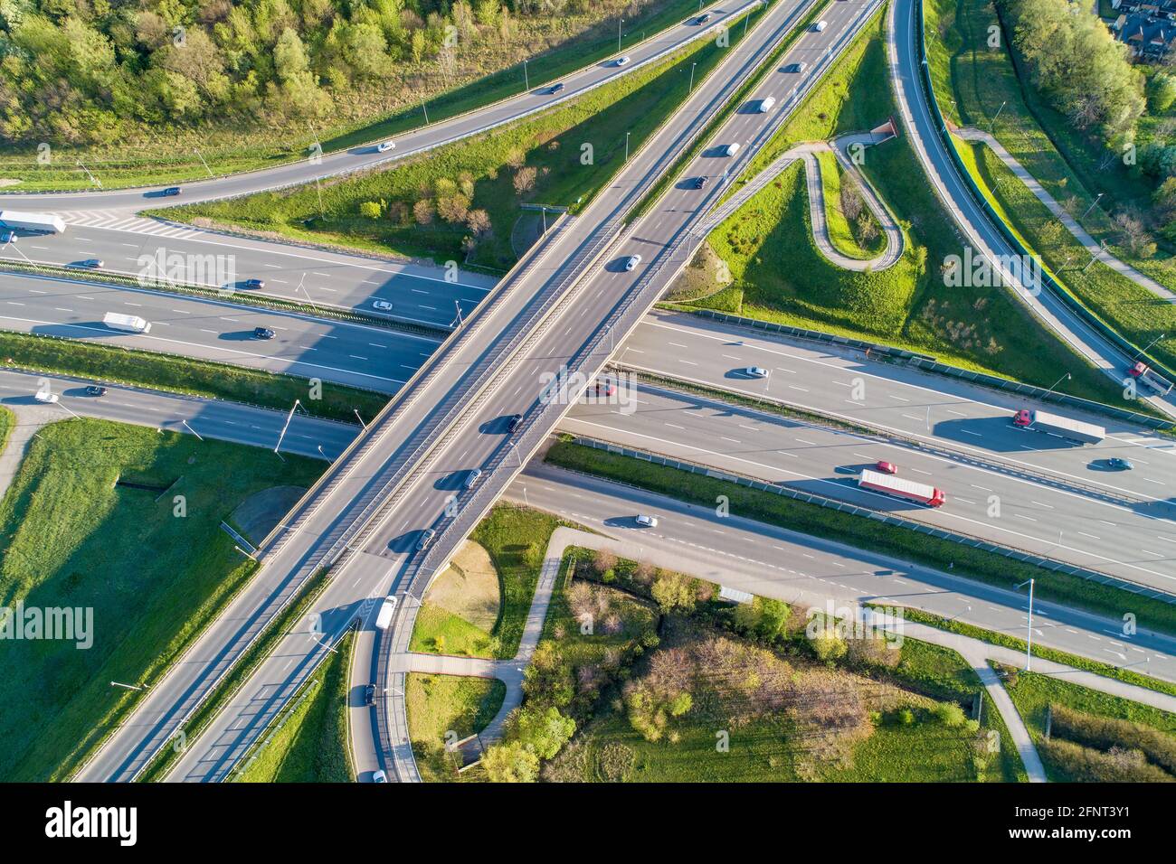 Autobahnverkehr auf einer mehrstufigen Kreuzung auf der internationalen Autobahn A4, dem Teil der Autobahn um Krakau, Polen. Luftaufnahme von oben Stockfoto