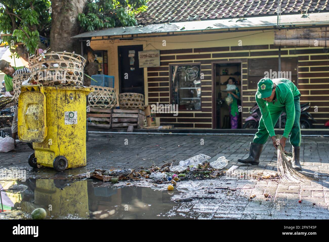 Ubud, Bali, Indonesien - 9. September 2016: Reinigungskräfte auf den Straßen von Ubud, Indonesien. Stockfoto