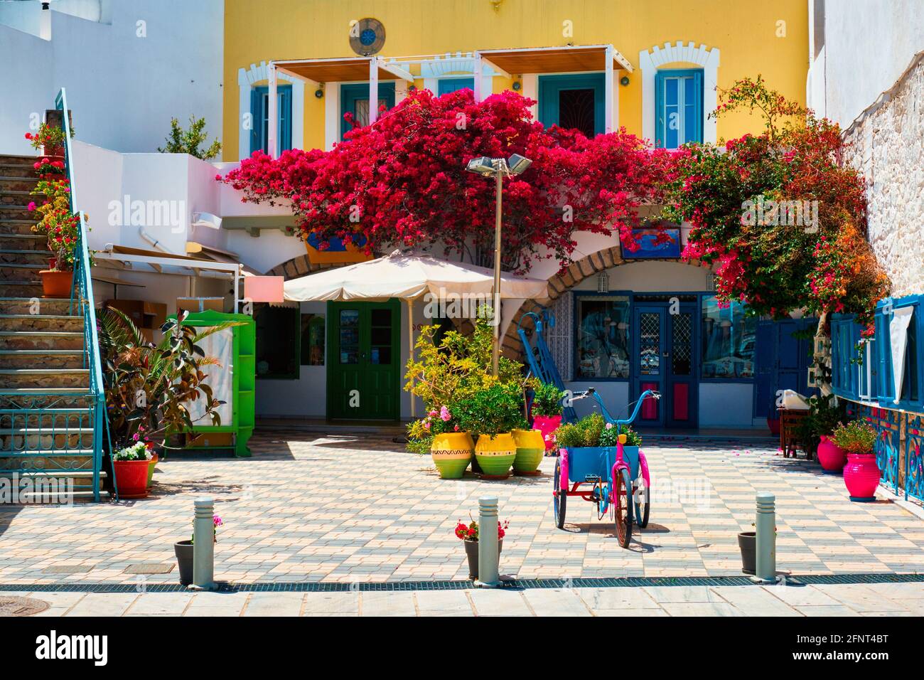 Straße mit bunten Häusern in Adamantas Stadt auf der Insel Milos In Griechenland Stockfoto