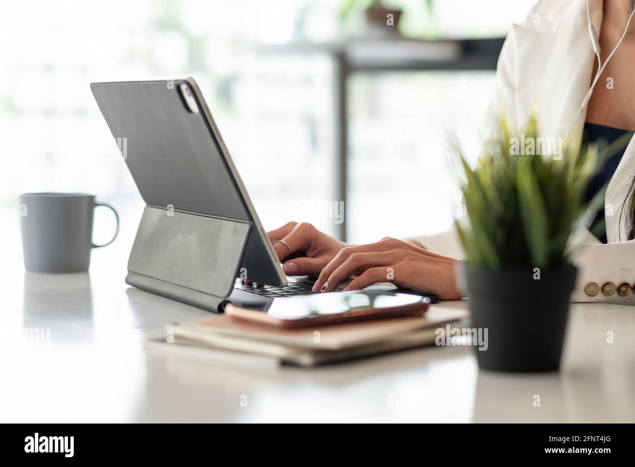 Nahaufnahme Geschäftsfrau mit digitalen Tablet mit weißen Bildschirm leer Im Büro Stockfoto