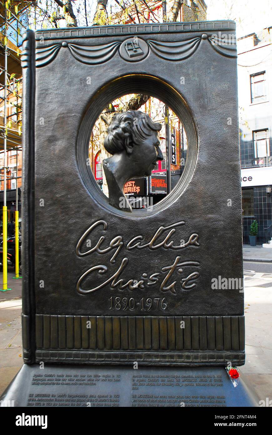 Bronze-Denkmal für die Autorin Agatha Christie (2012, Ben Twiston-Davies), Cranbourne Street und Great Newport Street. London, Großbritannien Stockfoto