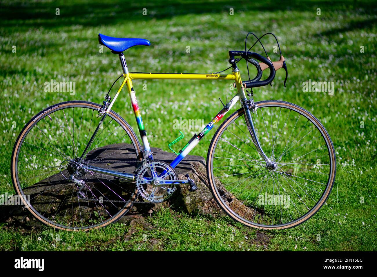 Vintage italienischen Rennrad gianni motta mit Regenbogenfarbe  Stockfotografie - Alamy