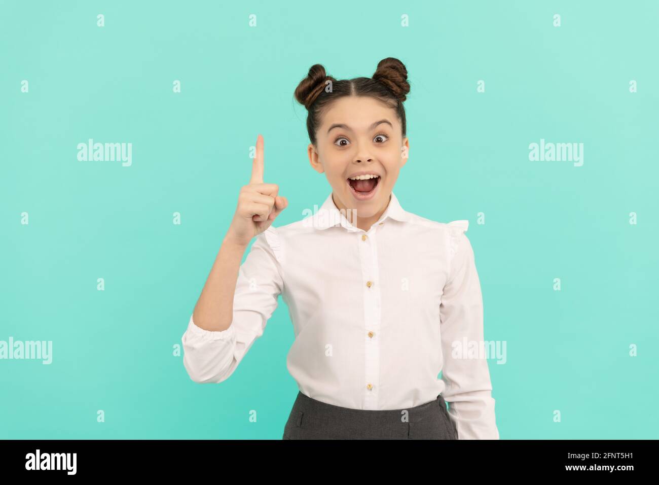 Alles beginnt mit einer Idee. Glückliches Kind halten Finger oben blauen Hintergrund. Zurück zur Schulidee Stockfoto