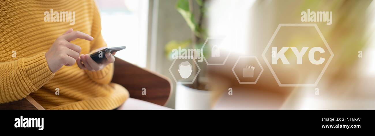 Eine Geschäftsfrau vervollständigt KYC mithilfe eines Online-Banking-Programms, um ein digitales Sparkonto zu eröffnen. Die Definition von Cyber-Sicherheit. Stockfoto