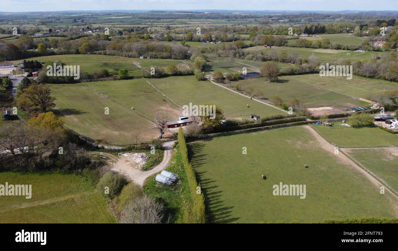 Eine Luftaufnahme über flache und leicht hügelige Landhecken Grüne Felder Stockfoto