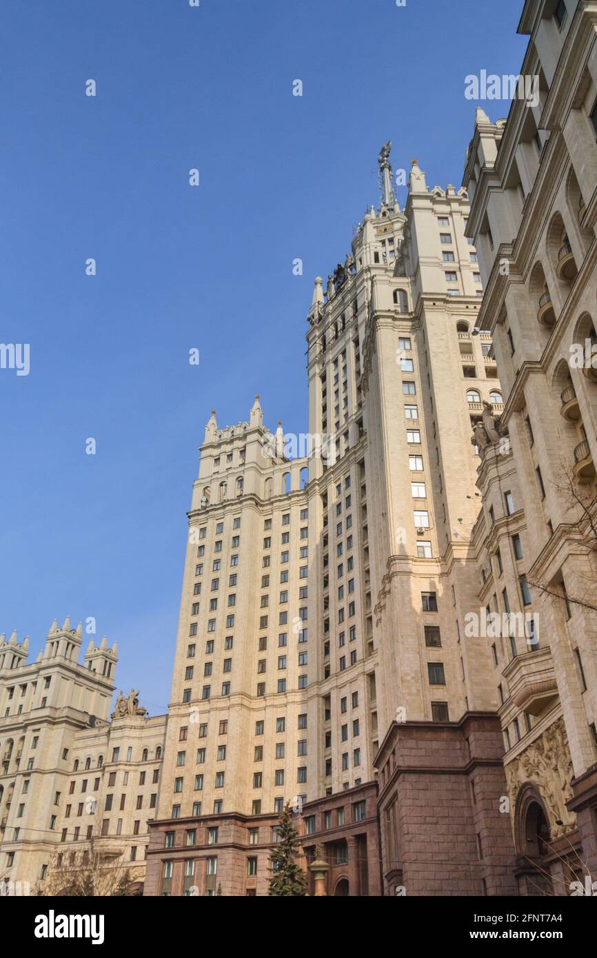 Das Kotelnicheskaya Embankment Building, Teil der Wolkenkratzer der stalinistischen Architektur der Sieben Schwestern in Moskau, Russland Stockfoto