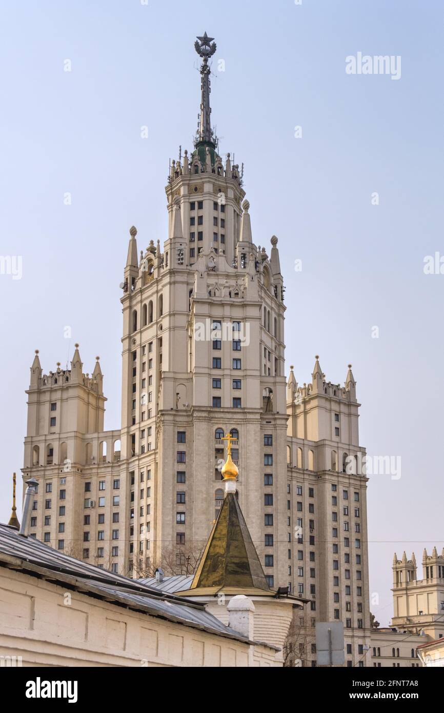 Das Kotelnicheskaya Embankment Building, Teil der Wolkenkratzer der stalinistischen Architektur der Sieben Schwestern in Moskau, Russland Stockfoto