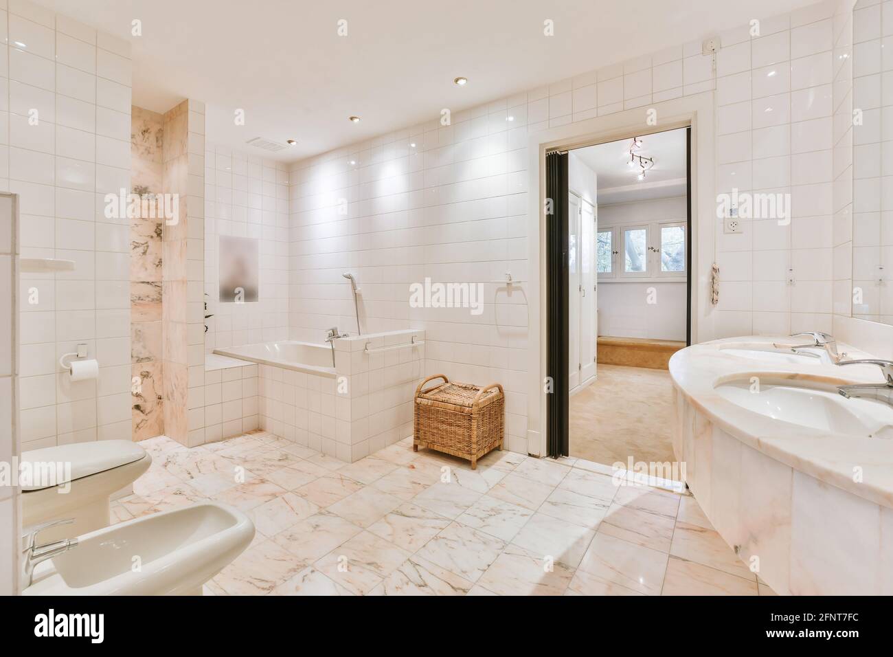 Die Inneneinrichtung Der Hell Beleuchteten Toilette Ist Mit Weissen Marmorfliesen Ausgestattet In Modernem Haus Stockfotografie Alamy