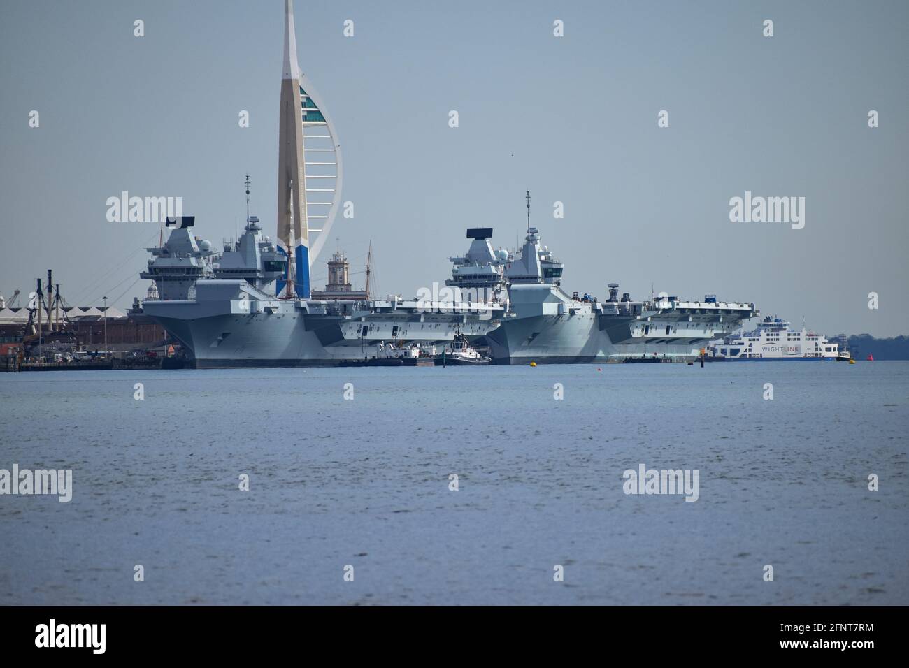 HMS Queen Elizabeth & HMS Prince of Wales neben AT Marinestützpunkt Portsmouth Stockfoto
