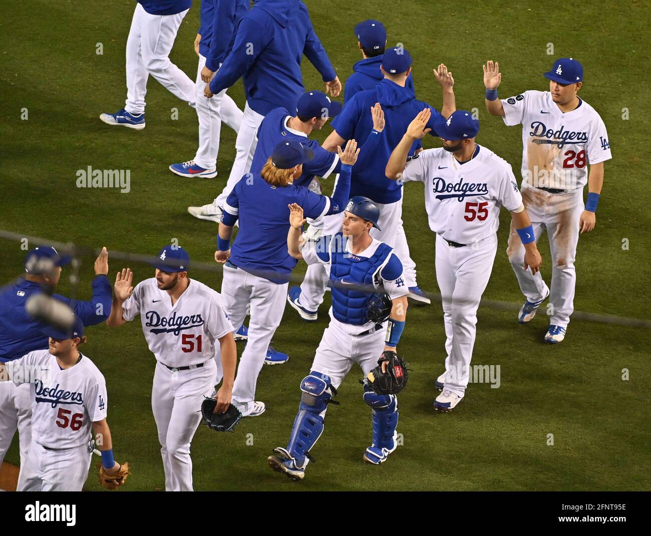 Los Angeles, Usa. Mai 2021. Der neu erworbene Los Angeles Dodgers' erster Baseman Albert Pujols (55) und der linke Feldspieler Yoshi Tsutsugo (28) feiern mit ihren Teamkollegen am Dienstag, den 18. Mai 2021, den Sieg der Dodgers 9-1 über die Arizona Diamondbacks im Dodger Stadium in Los Angeles. Foto von Jim Ruymen/UPI Credit: UPI/Alamy Live News Stockfoto