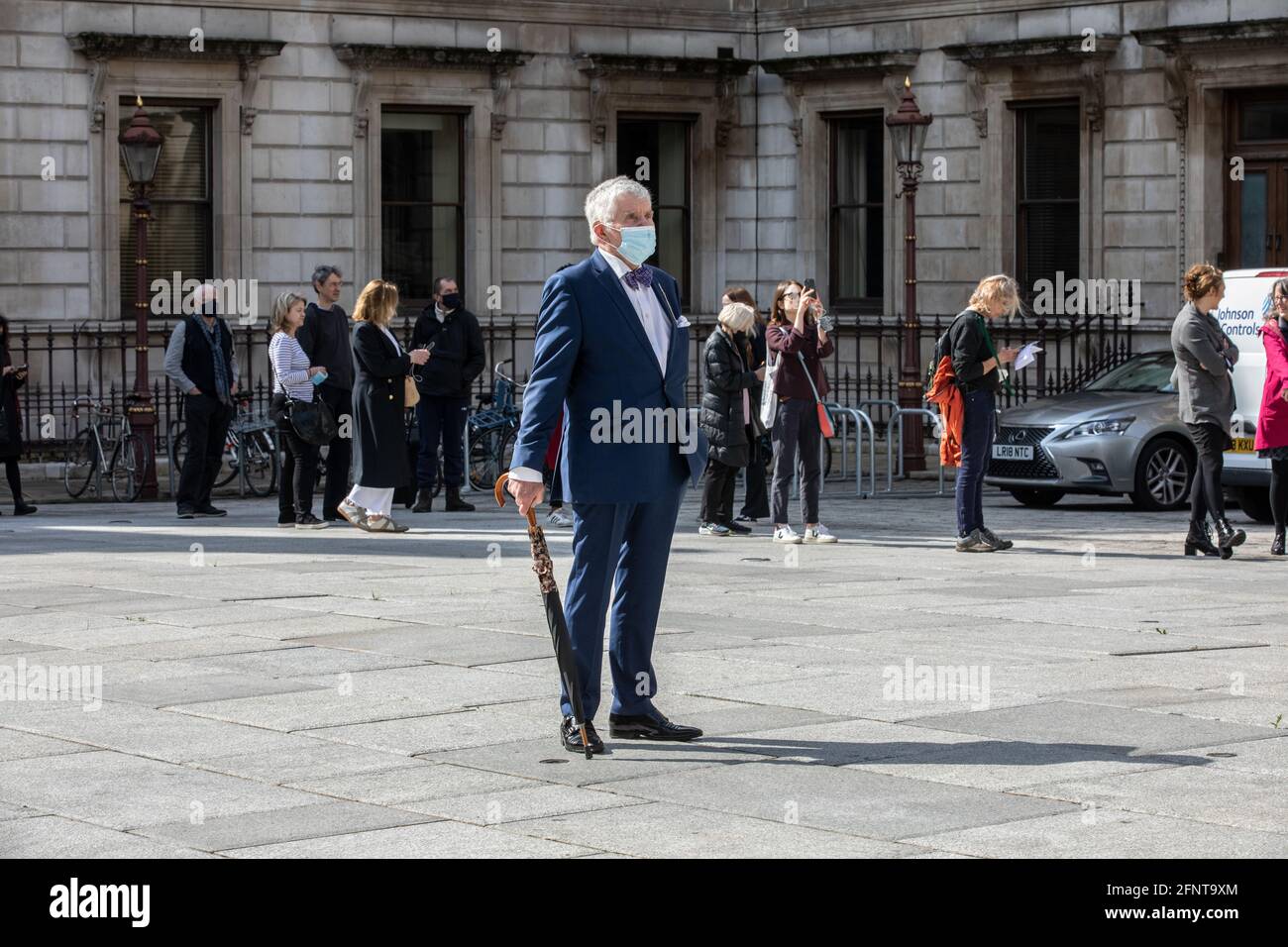 Besucherschlangen vor dem Eingang zur Royal Academy of Arts, Burlington House, Piccadilly, London, England, Vereinigtes Königreich Stockfoto