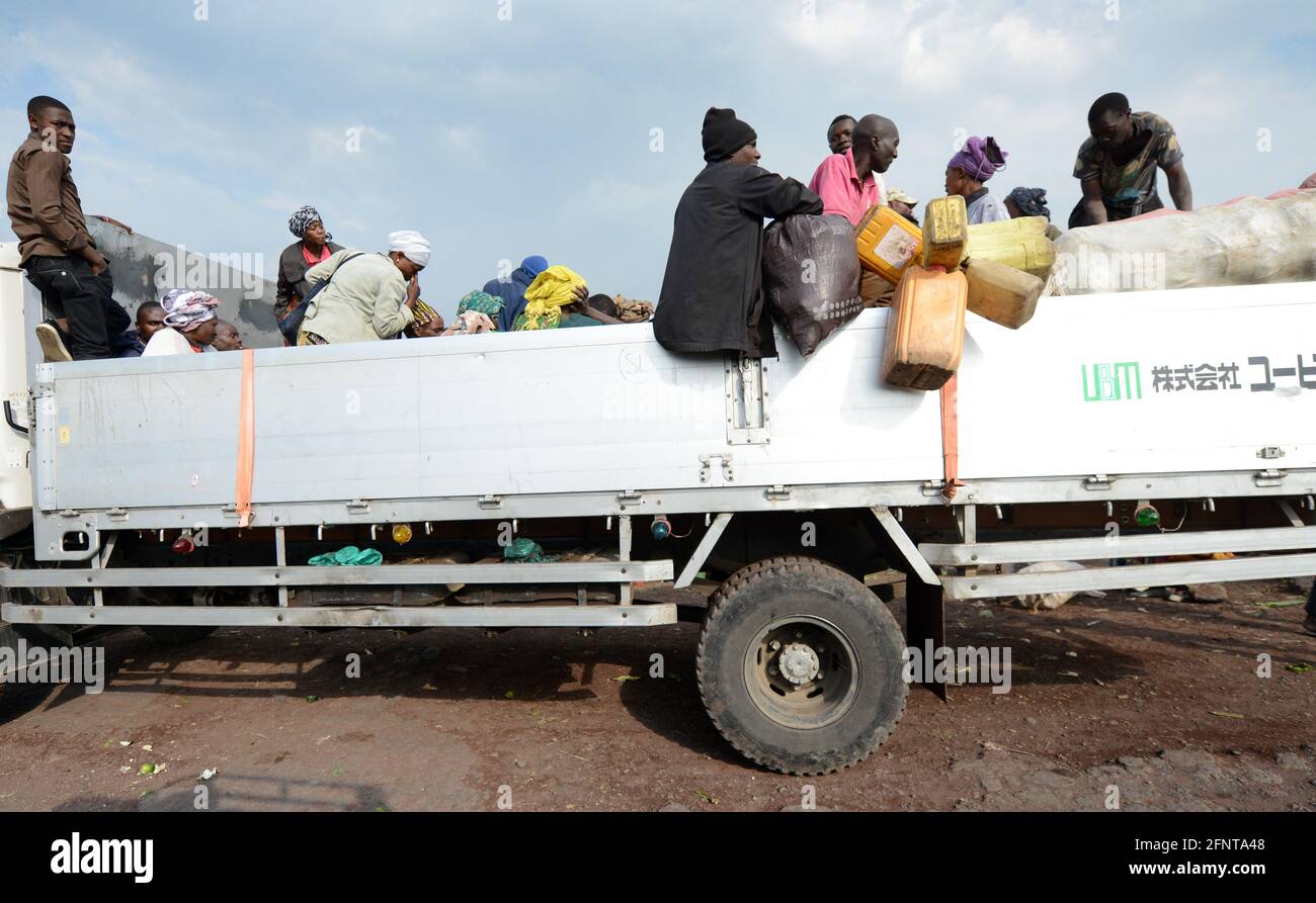 Kongolesische Männer und Frauen fahren auf einem LKW in der Provinz Nord-Kivu, D.R.C Stockfoto