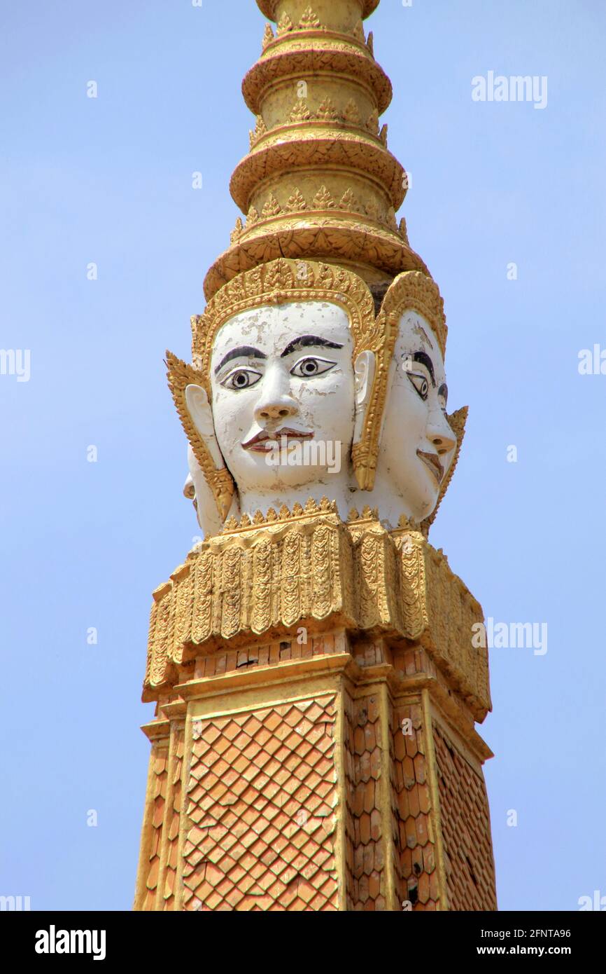 Eine große Gesichtsstatue auf dem Turm der Thronhalle Des Königlichen Palastes in Phnom Penh Kambodscha Stockfoto