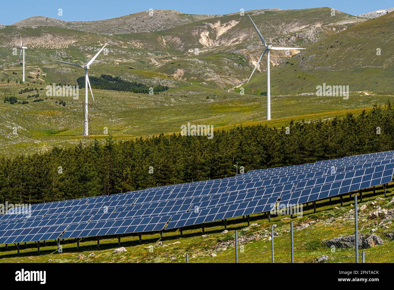 Sonnenkollektoren und Windturbinen zur Erzeugung erneuerbarer und umweltfreundlicher Energie. Collarmele, Provinz L'Aquila, Abruzzen, Italien, Europa Stockfoto