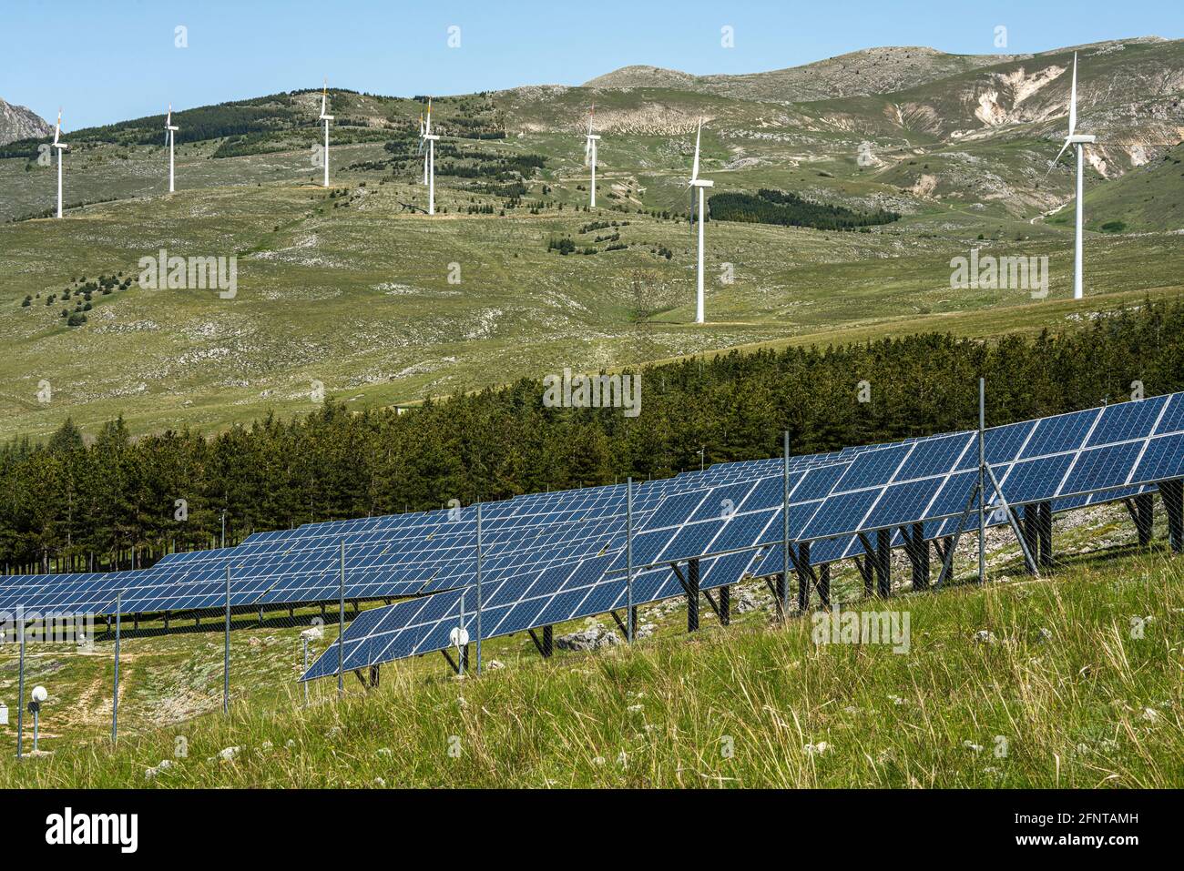 Sonnenkollektoren und Windturbinen zur Erzeugung erneuerbarer und umweltfreundlicher Energie. Collarmele, Provinz L'Aquila, Abruzzen, Italien, Europa Stockfoto