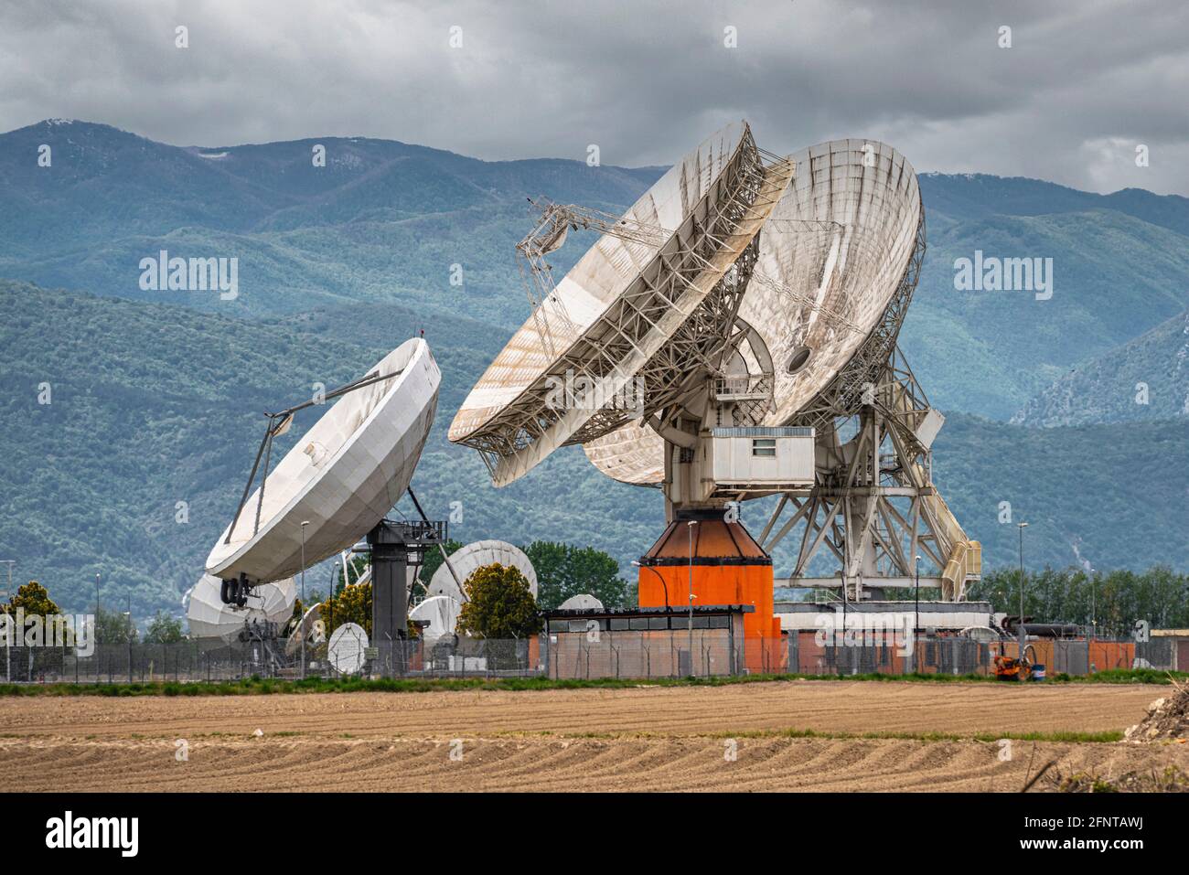 Telespazio Weltraumzentrum in Fucino. Satellitenschüssel für die in-Orbit-Satelliten und Telekommunikationsdienste. Abruzzen, Italien, Europa Stockfoto