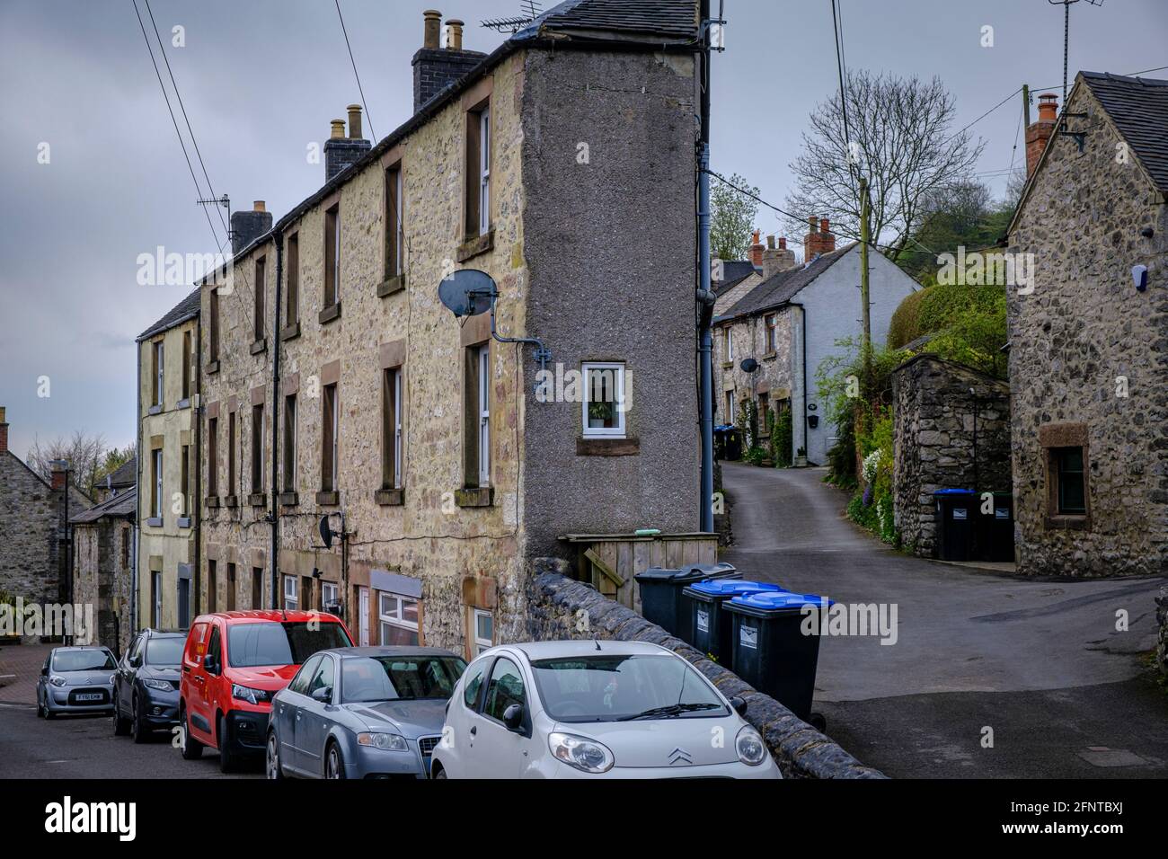 Ein enges Haus auf der Eckterrasse an der Kreuzung von Main Street und The Alley, Middleton, Derbyshire Stockfoto