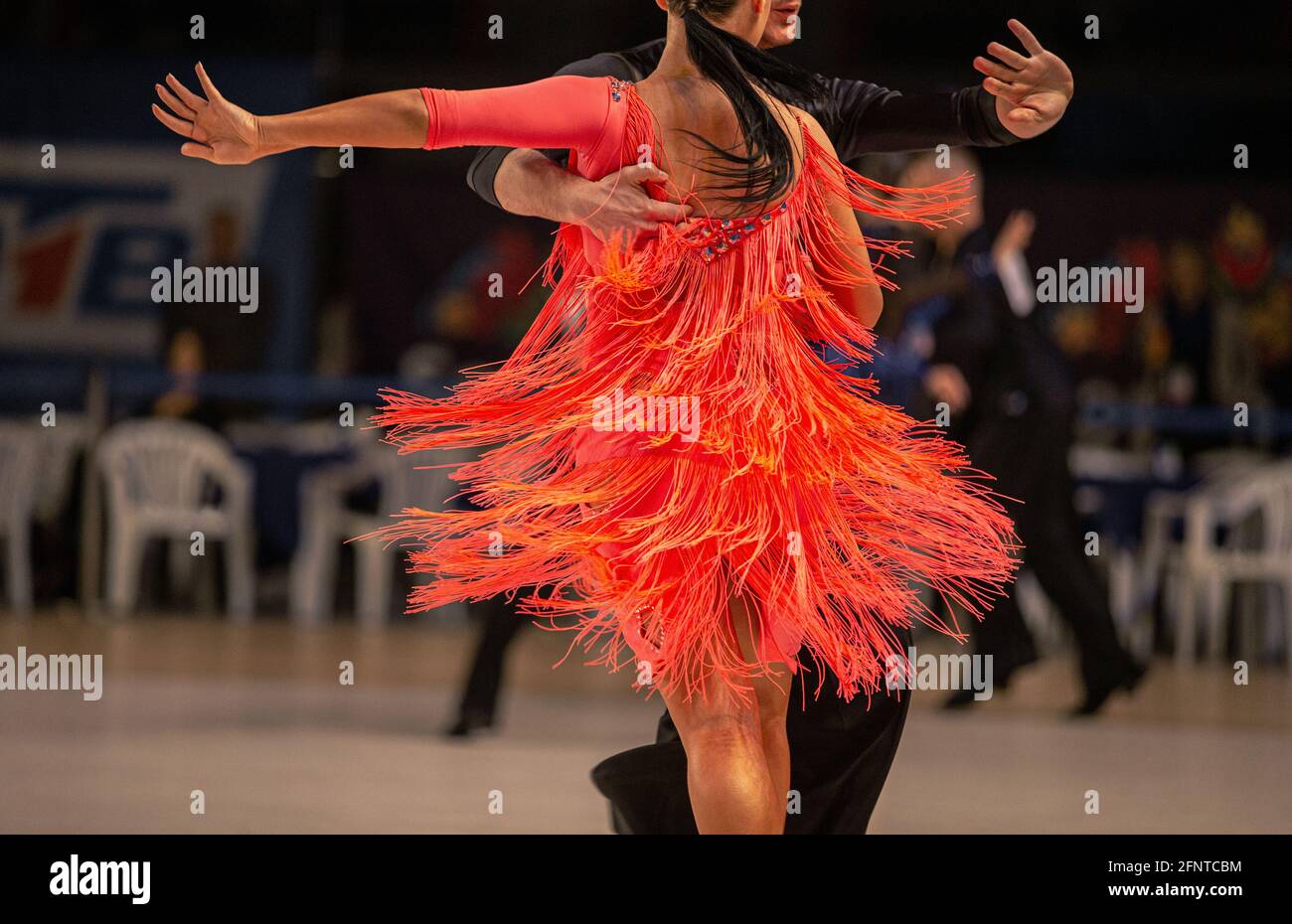Tänzerin latin tanzt in rotem Kleid Stockfoto