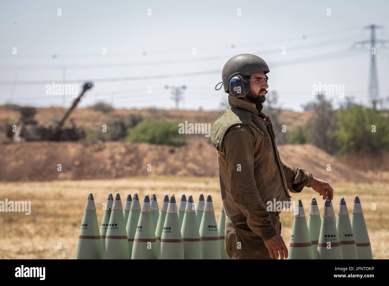 Sderot, Israel. Mai 2021. Ein israelischer Soldat bereitet sich darauf vor, an der Grenze zu Gaza in der Nähe von Sderot Artilleriebögen in Richtung des Gazastreifens zu feuern, während die israelisch-palästinensische Gewalt eskaliert. Quelle: Ilia Yefimovich/dpa/Alamy Live News Stockfoto