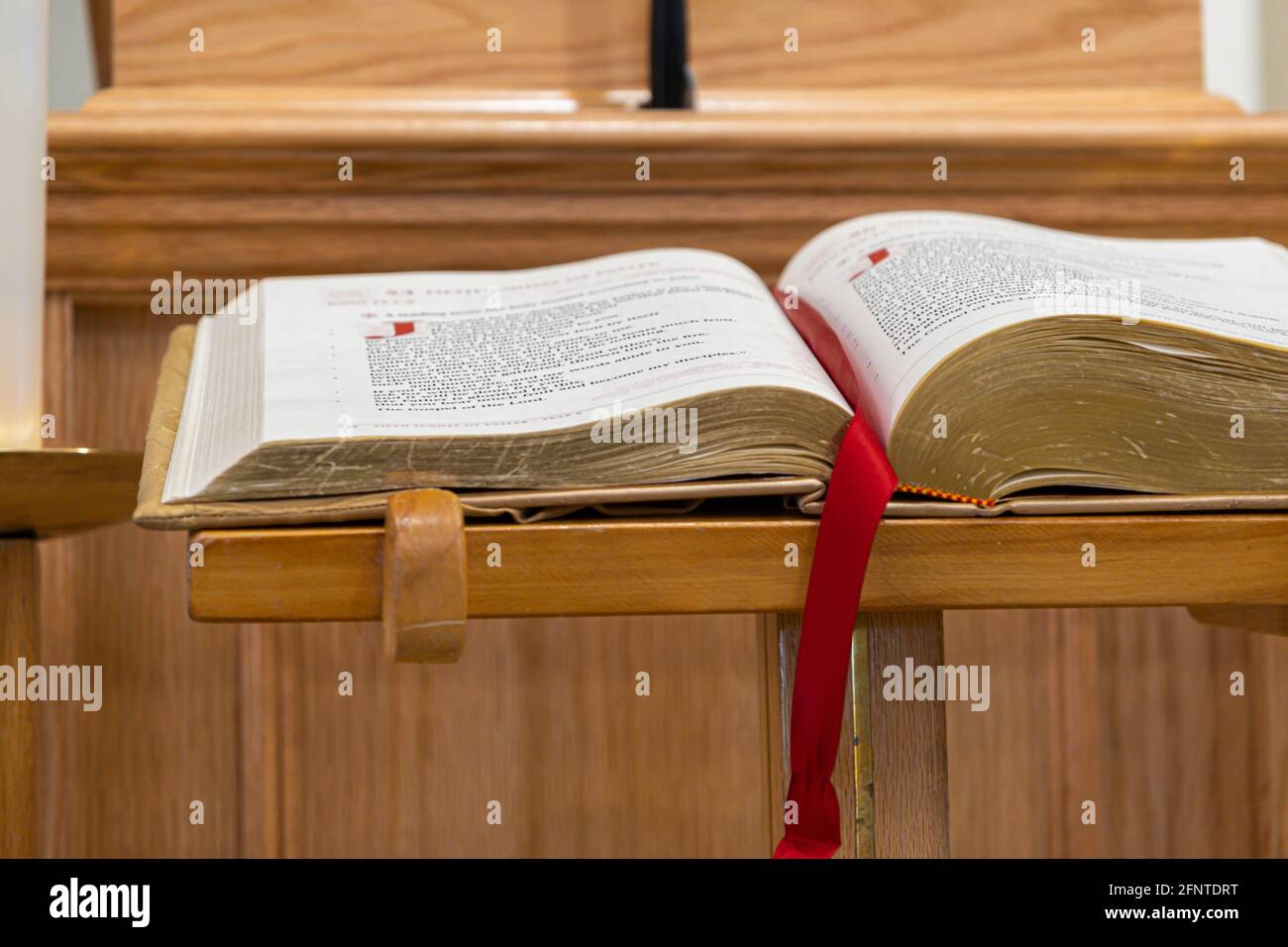 Bibel in der Kirche, um die Nachricht für die Predigt zu lesen Stockfoto