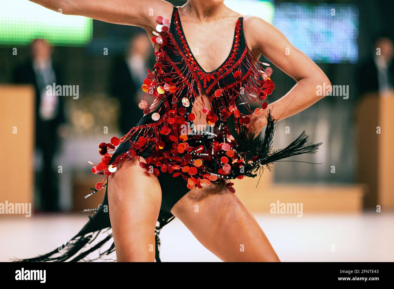 Tänzerin latin tanzt während des Wettkampfes Stockfoto