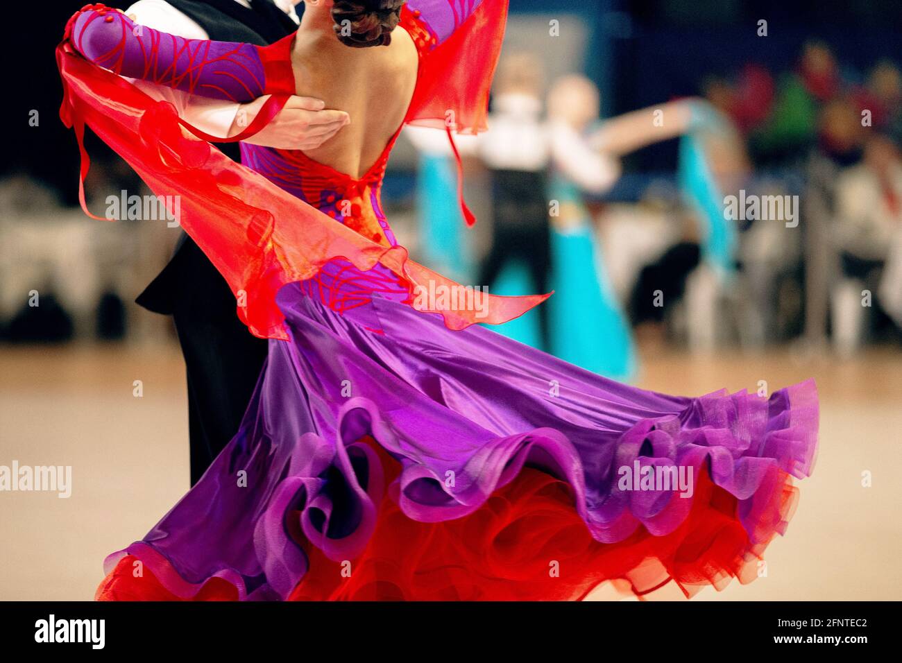 Ein Paar Tänzer tanzt Walzer im Tanzsport Wettbewerb Stockfoto