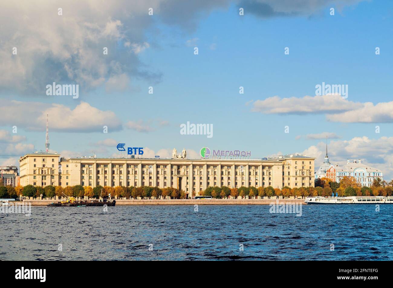 ST. PETERSBURG, RUSSLAND - 3. OKTOBER 2016. Petrovsky Damm - Wohnhaus für die Mitarbeiter des Volkskommissariats der UdSSR Marine. Auf dem Dach Stockfoto