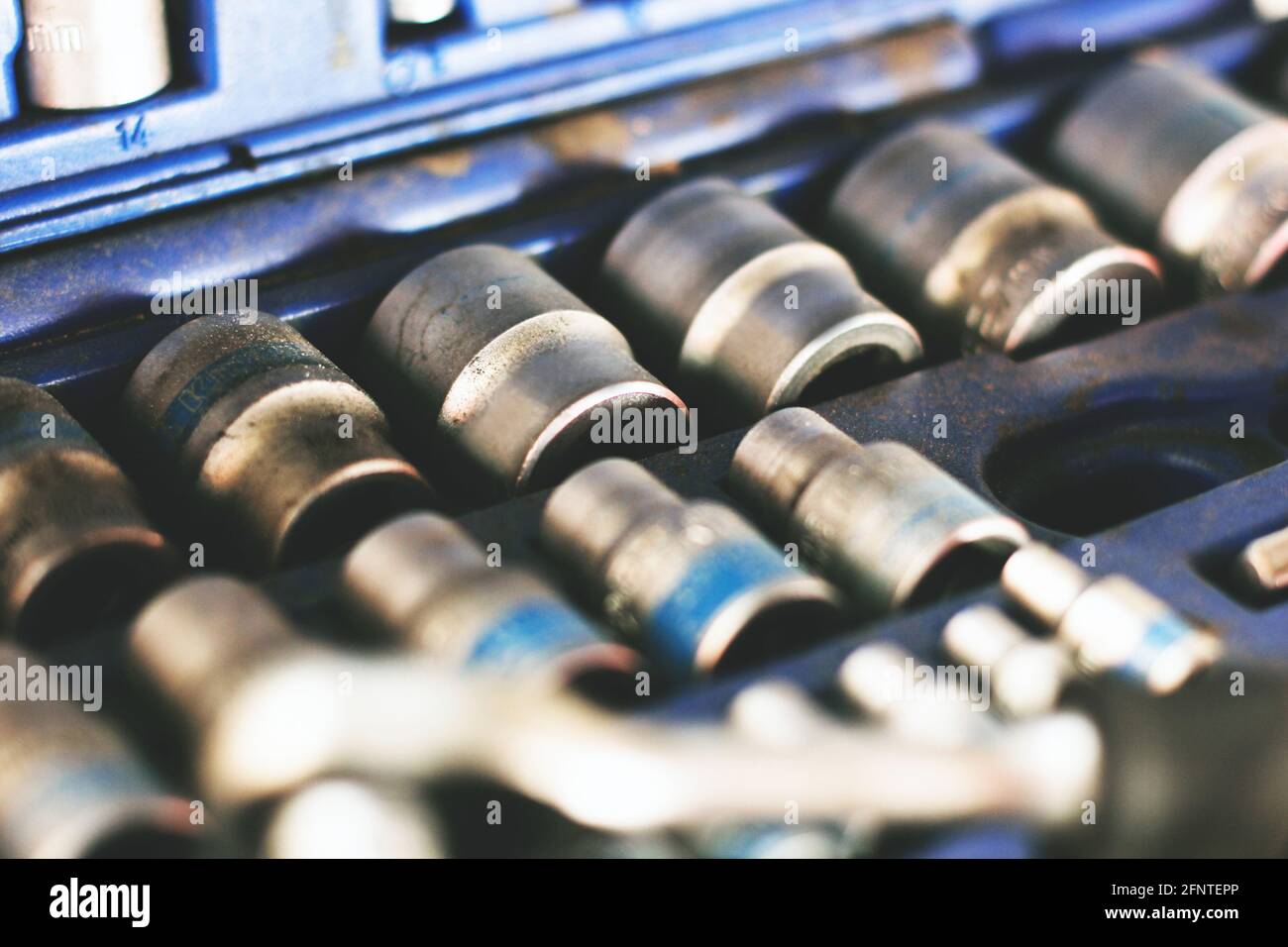 Ein Satz von Kfz-Werkzeugen. Buchsenköpfe. Steckschlüssel. Reparaturen Stockfoto